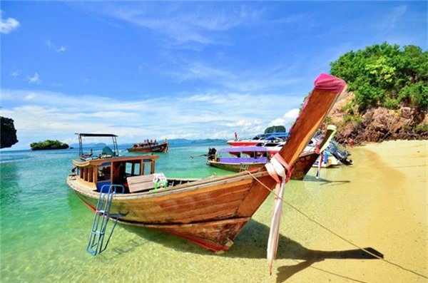 <strong>Phuket, Thái Lan: </strong> Đây là một trong những hòn đảo thiên đường của Thái Lan, thu hút rất nhiều khách du lịch trên thế giới. Nhiều trang tư vấn du lịch bình chọn Phuket là điểm đến giá rẻ cho khách du lịch bụi với trải nghiệm tắm nắng và món pad Thái ngon nhất. Tuy nhiên, nơi đây lại quá đông đúc. Gợi ý thay thế cho bạn là đảo Phú Quốc, Việt Nam. Hòn đảo nằm khá xa đất liền, bao quanh là những bờ biển cát trắng. Du lịch Phú Quốc hiện chưa quá phát triển và là nơi lý tưởng cho du khách thích nghỉ dưỡng.