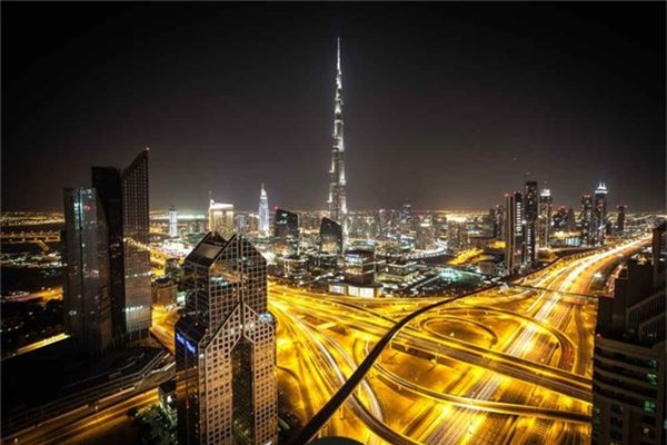 <strong>Dubai, UAE: </strong> Thành phố Dubai nổi tiếng thế giới với các trung tâm thương mại xa hoa, xây bằng đá cẩm thạch và những tòa nhà chọc trời, đạt kỷ lục thế giới. Tuy nhiên với nhiệt độ cháy da, các bữa ăn đắt đỏ và thiếu văn hóa đặc trưng khiến nhiều du khách ước mình chưa từng bỏ ra hàng chục giờ bay để đến đây. Khi đó, lựa chọn thay thế cho bạn là Thượng Hải, Trung Quốc. Ngoài các nhà hàng sang trọng gắn sao Michelin, nơi đây còn rất phong phú về điểm đến văn hóa như các bảo tàng nghệ thuật. Bạn cũng có thể bắt đầu hành trình khám phá Thượng Hải bằng việc thưởng thức đồ uống trên tầng thượng, ngắm đường chân trời Phố Đông, đến một câu lạc bộ trên bến Thượng Hải, rồi kết thúc với vài chiếc bánh bao xiaolongbao lúc đêm khuya.