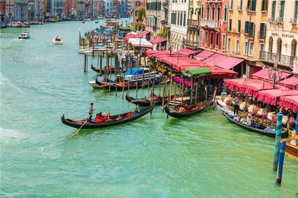 <strong>Venice, Italy: </strong> Các con kênh ở Venice có thể là một trong những điểm đến được thổi phồng nhất thế giới. Một chuyến du ngoạn bằng thuyền gondola đi qua các dòng nước bị ô nhiễm thường được mô tả thơ mộng, trong khi đó du khách phải trả 110 USD cho 40 phút trải nghiệm. Nếu bạn vẫn muốn tham quan Italy, hãy chọn bờ biển Amalfi chạy dọc phía Nam bán đảo Sorrentine. Các vách đá dựng đứng và màu nước xanh rực rỡ cũng đủ để bạn quên đi chuyến đi thuyền gondola đắt đỏ. Hãy chọn đi vào mùa thấp điểm (tháng 5-6 hoặc 9-10) và lên kế hoạch dừng ở Positano, Ravello, Sorrento và Amalfi.