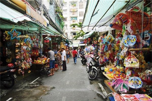 Cứ mỗi dịp Trung thu, đường Lương Nhữ Học, quận 5 lại thu hút du khách gần xa bởi không khí vui tươi và không gian đầy màu sắc. Phố đèn lồng là tên gọi quen thuộc mà giới trẻ Sài Gòn đặt cho con đường này.