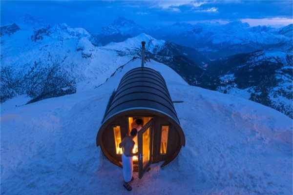 Phòng tắm xông hơi trên núi Dolomites. Monte Lagazuoi, Cortina, Italy -  Ảnh đoạt giải khuyến khích của Stefano Zardini/hạng mục Ngoại cảnh.