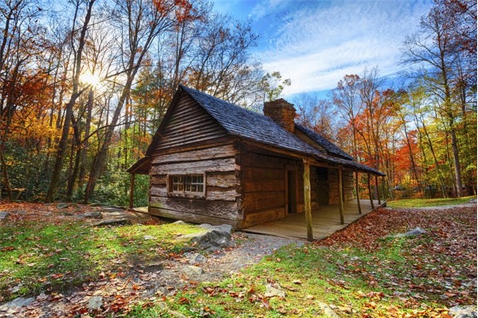 Gatlinburg là một phố thị nhỏ, nằm trong thung lũng ở phía Đông tiểu bang Tennessee, được biết như là một cửa ngõ để vào Vườn quốc gia núi Great Smoky, rộng chừng 520 ngàn mẫu. Vào mùa thu, du khách có thể chọn ngắm nhìn những tán lá đủ màu sắc từ độ cao 4.000 feet, hay ngồi nghịch lá vàng dưới chân.