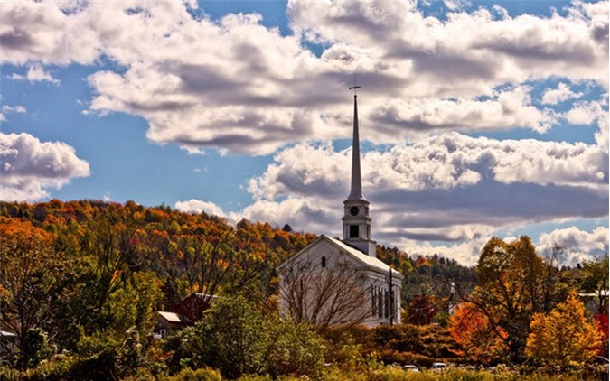   Nằm trong dãy Green Mountains hùng vĩ, thị trấn Stowe bình dị thuộc bang Vermont nổi tiếng với một ngôi làng 200 tuổi, nơi có những cửa hàng cổ kính, quán cà phê và nhà hàng, nơi du khách có thể thư giãn để ngắm nhìn khung cảnh nên thơ, lãng mạn của mùa thu.