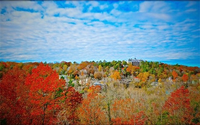   Nép mình bên dãy núi Ozark, Arkansas - tiểu bang nằm ở miền Đông Nam nước Mỹ tự hào có một khu vực trung tâm thành phố quyến rũ với các cửa hàng độc đáo và các món ăn. Những du khách yêu thiên nhiên sẽ phải thốt lên trước vẻ đẹp của những thảm thực vật sống động khi lái ca nô dọc sông Kings hoặc tự mình khám phá những ngọn núi quanh co.