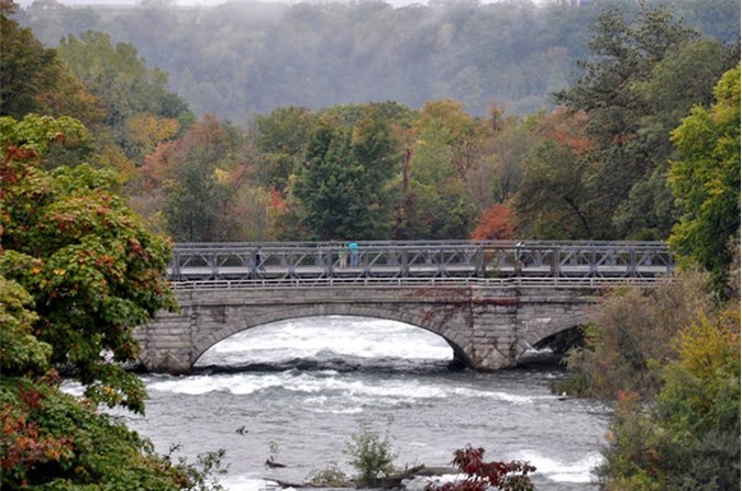   Thác Niagara nổi tiếng không chỉ bởi sự kỳ vĩ, mà không gian quanh đây còn là điểm đến lý tưởng để ngắm mùa thu nước Mỹ. Những rừng cây chuyển màu trải dài trên hơn 400 mẫu đất của công viên tiểu bang luôn hấp dẫn mọi du khách.