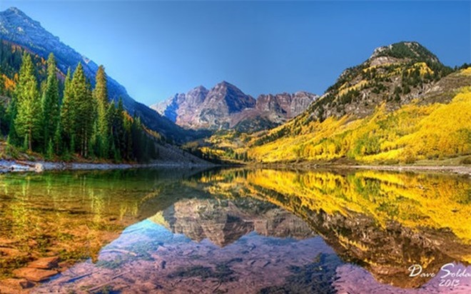   Aspen, Colorado là một thành phố thuộc quận trong tiểu bang Colorado, Hoa Kỳ. Dưới dãy núi Rocky, trong suốt mùa thu, du khách được thỏa thích đạp xe, hoặc đi bộ dọc theo các đỉnh núi, nơi họ sẽ được thưởng thức sự lộng lẫy tự nhiên của rừng cây chuyển sang sắc vàng và đỏ.