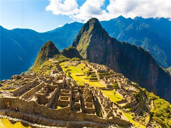 <strong>3. Machu Picchu, Peru: </strong>Machu Picchu bao gồm hơn 150 công trình kiến trúc với những bức tường đá không dùng vữa, chỉ có những phiến đá đặt khít vào nhau đầy bí ẩn. Được biết đến với tên gọi "Thành phố mất tích của người Inca", Machu Picchu được nhà sử học Hiram Bingham phát hiện ngày 24/7/1911 và trở thành một trong những điểm thu hút du lịch nhất vùng Nam Mỹ với 1,2 triệu lượt du khách mỗi năm.