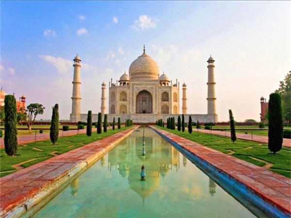 <strong>5. Đền Taj Mahal, Ấn Độ: </strong>Ngôi đền được vua Shah Jahan xây dựng để tưởng nhớ người vợ thứ ba, hoàng hậu Mumtaz Mahal qua đời khi sinh đứa con thứ 14. Đền do khoảng 20.000 người xây dựng trong suốt 22 năm với kinh phí xây dựng lên tới 320 triệu rupee. Đền được làm bằng đá cẩm thạch cùng 28 loại đá quý với kiến trúc kỳ vĩ.