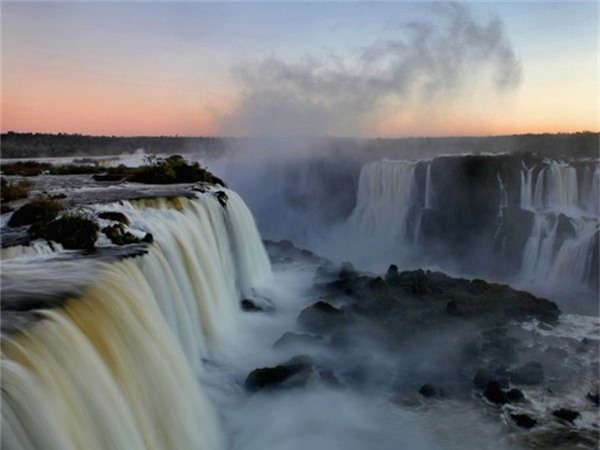 <strong>8. Thác Iguazú Falls, Brazil: </strong>Dòng thác ngoạn mục này nằm trên biên giới của hai nước Brazil và Argentina. Thác cao và rộng hơn so với thác Niagara, với hai tầng gồm 275 thác nước lớn nhỏ đổ xuống với dạng móng ngựa. Tên thác được người bản địa Guarani gọi là Iguazú có nghĩa là “nước lớn”.