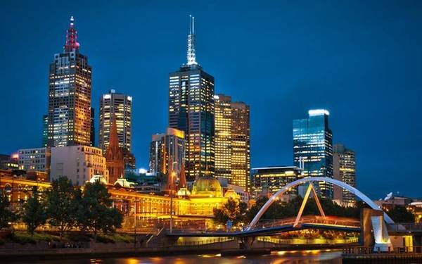 1. Melbourne, Australia Tiêu chí để EIU dựa vào đánh giá và xếp hạng các thành phố trên thế giới là: đạt tiêu chuẩn chất lượng cuộc sống, cơ sở hạ tầng tốt, y tế tốt và tỷ lệ giết người thấp. Đứng đầu danh sách năm nay là Melbourne - đại diện đến từ Australia.