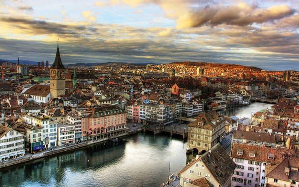 9. Zurich, Thụy Sĩ Thành phố sở hữu những khu phố cổ thuộc hàng đẹp nhất châu Âu, bao quanh nó là những ngọn đồi, hồ nước và phía xa là dãy Alps huyền thoại. Vẻ yên bình, cổ kính cùng những hàng quán nhỏ xinh và bề dày lịch sử, văn hóa ở nơi đây đã giúp Zurich từ lâu trở thành một trong những điểm đến hút khách nhất thế giới. Đồng hạng với Zurich là Hensinki, thủ đô xinh đẹp của Phần Lan.