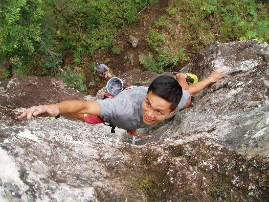 Leo núi mạo hiểm là môn thể thao trong đó từng người hoặc từng đôi trèo xuống, sau khi đã được thắt đai leo núi, đeo dây bảo hiểm và móc an toàn bám vách đá . Để tăng tính an toàn, trên đỉnh và dưới chân núi luôn có các huấn luyện viên theo dõi để đưa ra những lời hướng dẫn cho từng trường hợp. Ảnh: Anhnguyen/Dalatnews. 