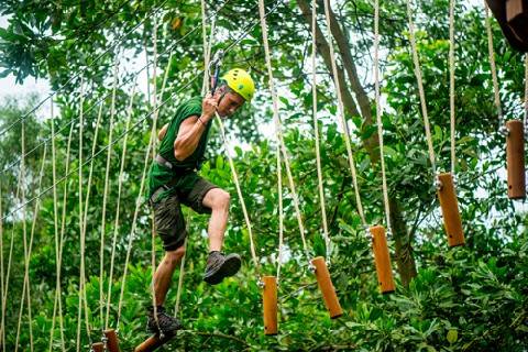 Highwire: Trong trò chơi này, người tham gia di chuyển trên một sợi dây mảnh treo giữa hai điểm. Trò chơi này yêu cầu cao về khả năng giữ thăng bằng, độ can đảm. Trò chơi này có giá khoảng 300.000-500.000 đồng một người một lần chơi. Ảnh: Thanhtanalbahue.