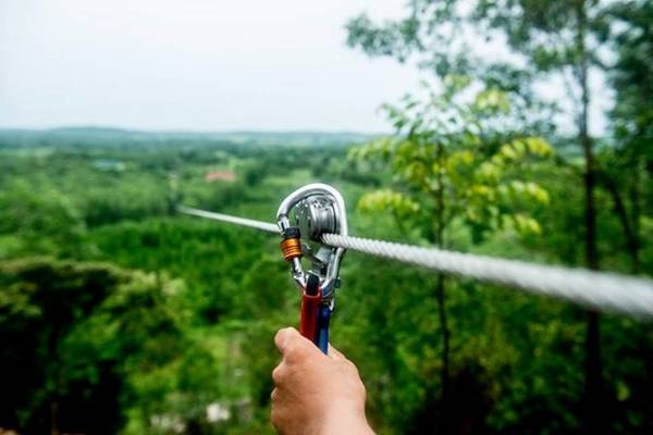 Zipline là trò đu dây mạo hiểm buộc người chơi vượt lên nỗi sợ độ cao. Giây phút quan trọng nhất của zipline là khi người chơi lao mình từ đỉnh núi. Ảnh: Thanhtanalbahue. 