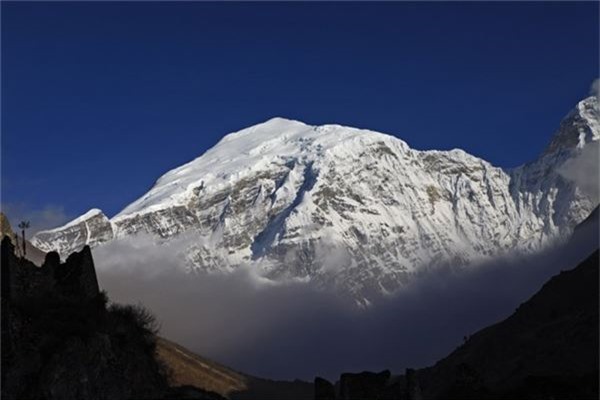 <strong>5. Núi Gangkhar Puensum ở Bhutan. </strong>Gangkhar Puensum là ngọn núi cao nhất chưa được chinh phục trên thế giới với độ cao 7.570 m. Nó nằm trong vùng tranh chấp giữa Bhutan và Trung Quốc.