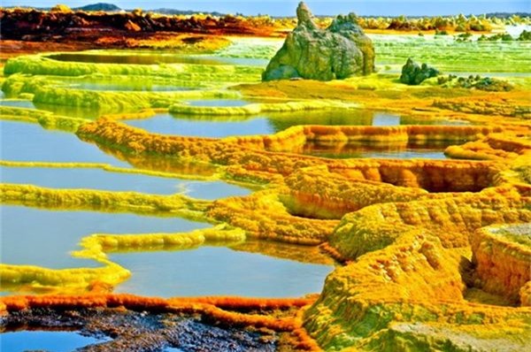 <strong>9. Dallol ở Ethiopia. </strong>Hiện nay, con người đang khai thác muối tại khu vực nóng nhất thế giới này. Theo các nhà khoa học, những khung cảnh trong khuôn viên núi lửa Dallol rất giống với hình ảnh trên vệ tinh IO của sao Mộc. Điều đó càng làm cho nơi này trở nên bí ẩn hơn.