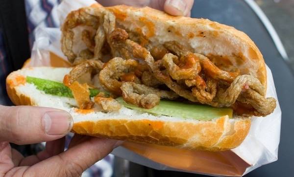 <strong>Bánh mì chả cá nóng: </strong>Là một trong những món bánh mì nổi tiếng ở Sài Gòn, với đặc điểm chung là chả cá được chiên nóng hổi, đơn giản nhưng rất hấp dẫn. Trong khi chờ ổ bánh mì nóng giòn, bạn có thể chứng kiến các chủ hàng “hô biến” chả cá từ nguyên khối thành những sợi chả cá nằm gọn trong ổ bánh mì ngon khó cưỡng.