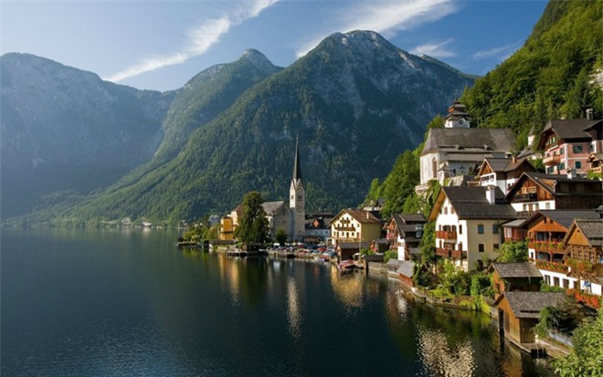  Hallstatt, Áo vốn là một ngôi làng nổi tiếng khắp thế giới. Thậm chí một công ty khai thác mỏ của Trung Quốc đã xây dựng một bản sao hoàn chỉnh của Hallstatt tại Huệ Châu, tỉnh Quảng Đông. Hallstatt có tầm lịch sử quan trọng đối với các nhà sử học, khảo cổ học và nhân chủng học.