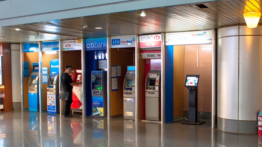 Ở sân bay luôn có rất nhiều cây ATM cho khách du lịch