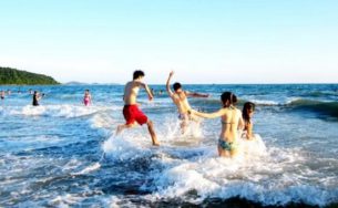 Làm sao để tắm biển không bị đen da?