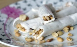 Kẹo dồi và thịt quay đòn ngon nức lòng ở Đường Lâm