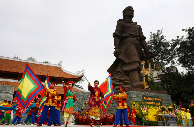 Tượng thờ vua Quang Trung ở gò Đống Đa 