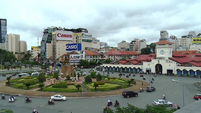 Bùng binh Quách Thị Trang đối diện cổng chính chợ Bến Thành