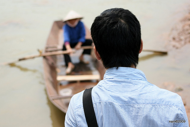 Chèo thuyền trên hồ Quan Sơn