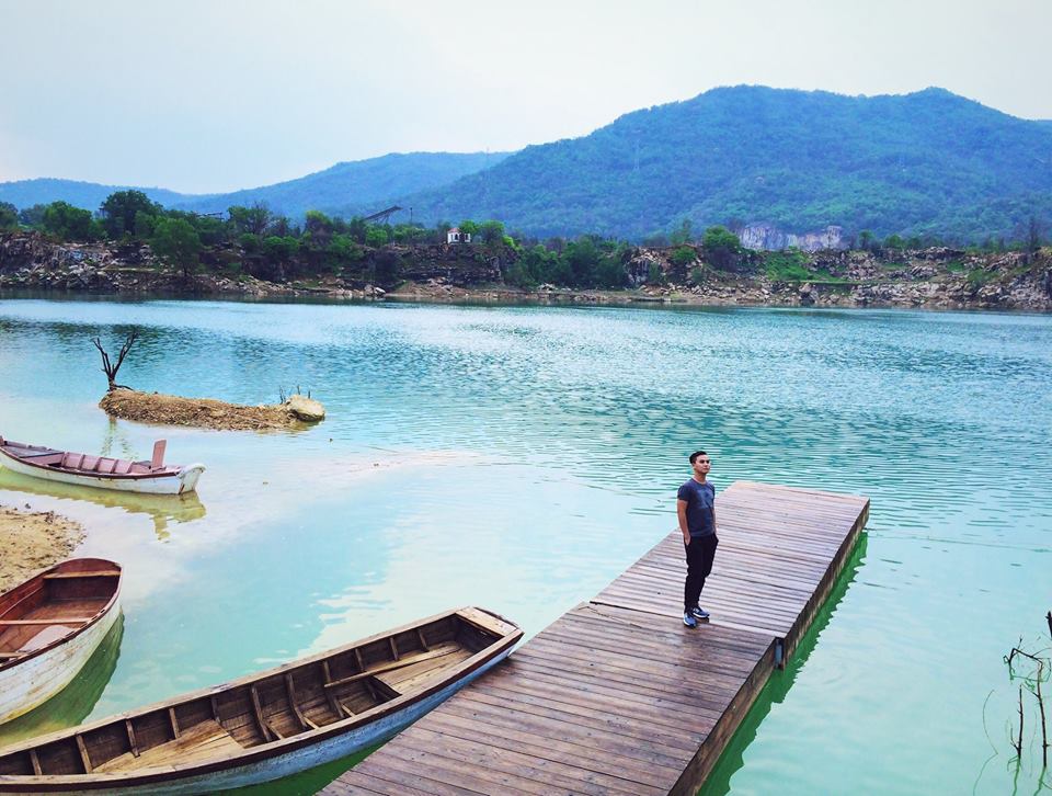 Hồ Đá Xanh có khung cảnh hoang sơ, hữu tình đẹp như tranh vẽ. Bạn có thể thả dáng bên chiếc cầu gỗ dài hay chiếc xích đu, đàn cừu… để có một bức ảnh check-in tuyệt đẹp.