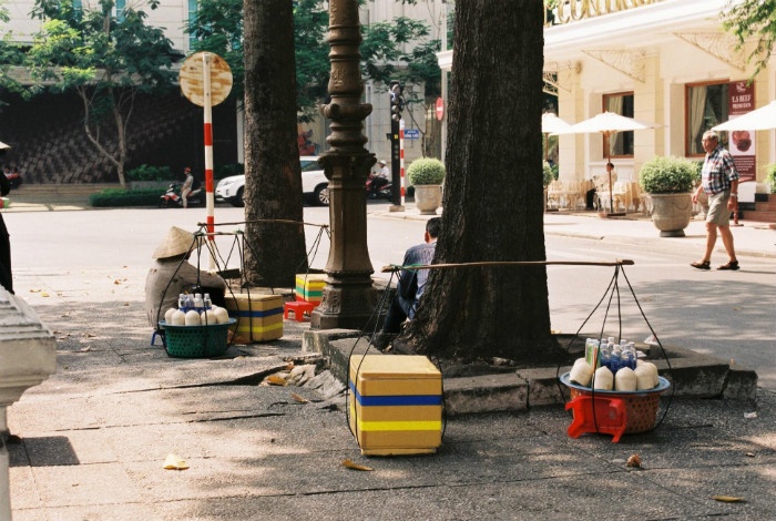  Hàng rong trên góc phố Sài Gòn ngày đông yên bình - Ảnh: Paro Nguyen