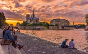 Paris vẫn chiếm trọn trái tim du khách dù bị khủng bố