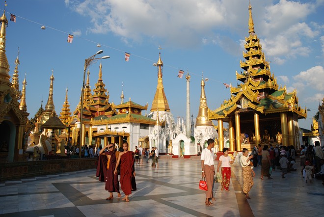 Mọi người đều phải đi chân trần khi vào trong khu vực đền chùa. Ảnh: Airpano.