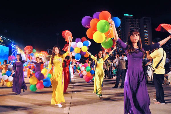 Carnival Hạ Long 2015. Ảnh: VnE