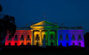 Những địa điểm nổi tiếng ở Mỹ phát sáng sắc cầu vồng