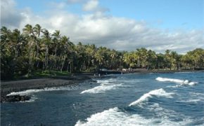 Bãi biển cát đen – “Đặc sản” tuyệt vời của quần đảo Hawaii