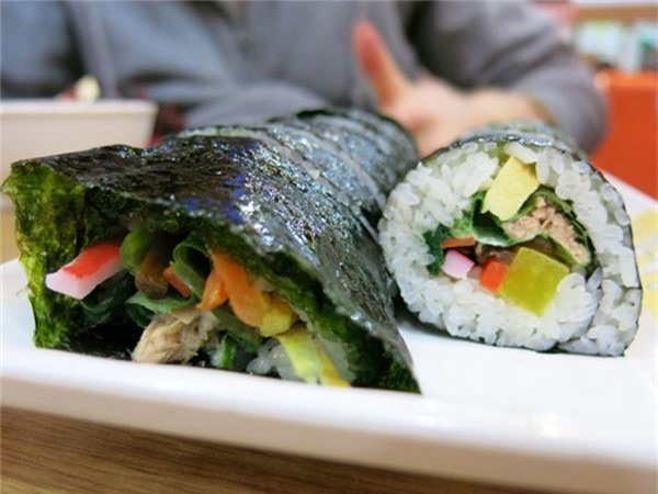 <strong>Cơm cuộn Gimbap (Hàn Quốc): </strong> Phần nhân Gimbap thường được làm từ thịt cua, trứng, thịt bò, cà rốt, cuộn chặt trong cơm và rong biển. Bạn có thể thưởng thức món này ở Seoul, nơi Gimbap được bán ở các cửa hàng và quầy ăn khắp thành phố.