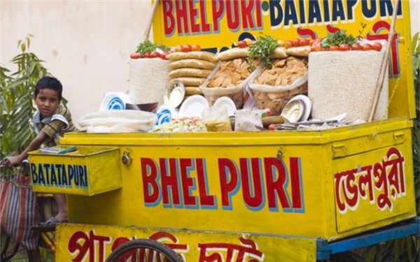 <strong>Bhel puri (Ấn Độ): </strong> Ấn Độ có rất nhiều món ăn vặt vỉa hè trên khắp đất nước. Đến Mumbai, bạn không thể bỏ qua món bhel puri, gồm cơm, miến xào và rau, rưới nước sốt me. Bạn có thể thử phiên bản cho thêm lạc và hạt lựu.