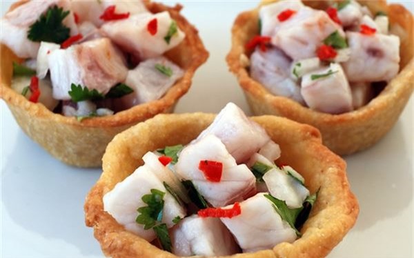 <strong>Gỏi ceviche (Peru): </strong> Nhiều người coi đây là món quốc hồn quốc túy của Peru, với nguyên liệu chính là cá tươi tẩm nước chanh, muối và ớt. Bạn có thể thử món gỏi cá mú với ngô ngọt và khoai tây.