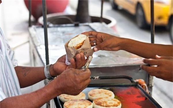 <strong>Bánh ngô Arepas (Colombia): </strong> Những chiếc bánh ngô tròn này là món không thể bỏ qua khi tới Colombia. Mỗi vùng có một cách chế biến khác nhau. Lớp vỏ làm từ bột ngô được nướng giòn trước khi cho thêm phô mai.