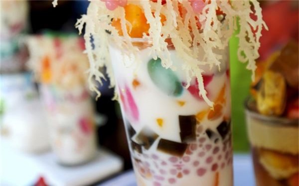 <strong>Halo-halo (Philippines): </strong> Một cốc halo-halo nhiều màu là cách hoàn hảo để giải nhiệt trong một ngày mùa hè oi bức ở Phillippine. Đây là một loại kem được trộn với nhiều nguyên liệu như đậu đỏ, dừa, si-rô, hoa quả tươi, sữa đặc và đá bào.