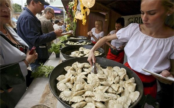 <strong>Pierogi (Ba Lan): </strong> Pierogi có hình dạng khá giống bánh gối và được bày bán khắp Đông Âu, nhưng Krakow là thành phố duy nhất có cả một lễ hội dành cho món bánh này. Vỏ bánh pierogi được làm từ bột, trứng, nước và muối, nhân làm từ thịt, khoai tây và phô mai. Bánh được luộc trước khi đem rán giòn bằng bơ.