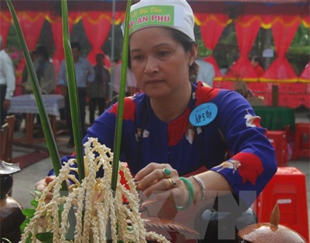 Trang trí bình hoa bằng nguyên liệu dừa. (Ảnh: Văn Trí/TTXVN)