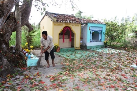 Kế bên cây lộc vừng là miếu thờ được người dân tổ chức lễ cúng vào ngày 16/3 âm lịch.