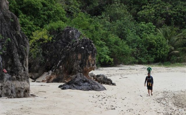 Chàng trai vác 18 kg thiết bị chụp ảnh cho Google