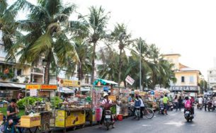 Chợ đồ ăn náo nhiệt bên bến Ninh Kiều