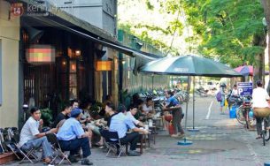 Chùm ảnh: Mùa hè Hà Nội, là nói cười bên cốc cafe đá ở góc phố quen…