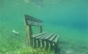 Công viên cứ vào mùa hè lại biến thành hồ nước