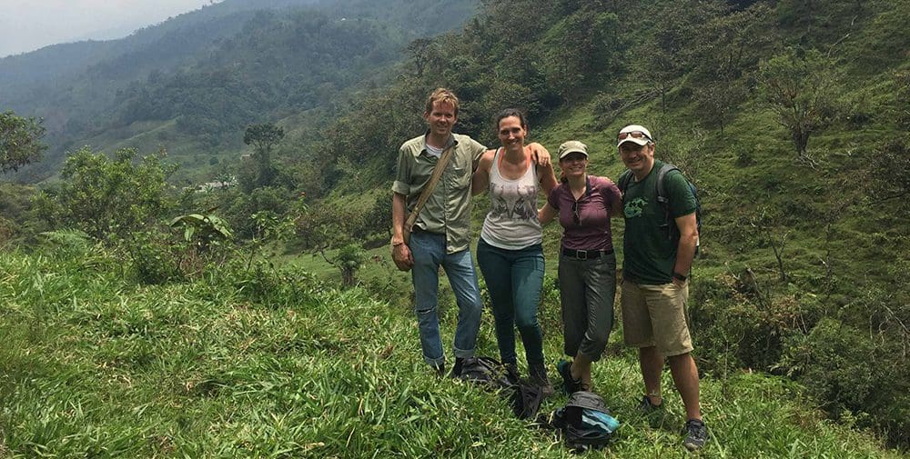 Cặp đôi đã gặp Derk - người đầu tiên hướng dẫn họ về Experteering tại núi Guatapé (Colombia).