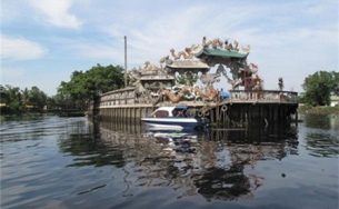 Độc đáo ngôi miếu nằm giữa lòng sông