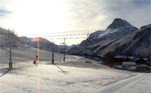 Khách du lịch mòn mỏi chờ tuyết phủ trên dãy Alps